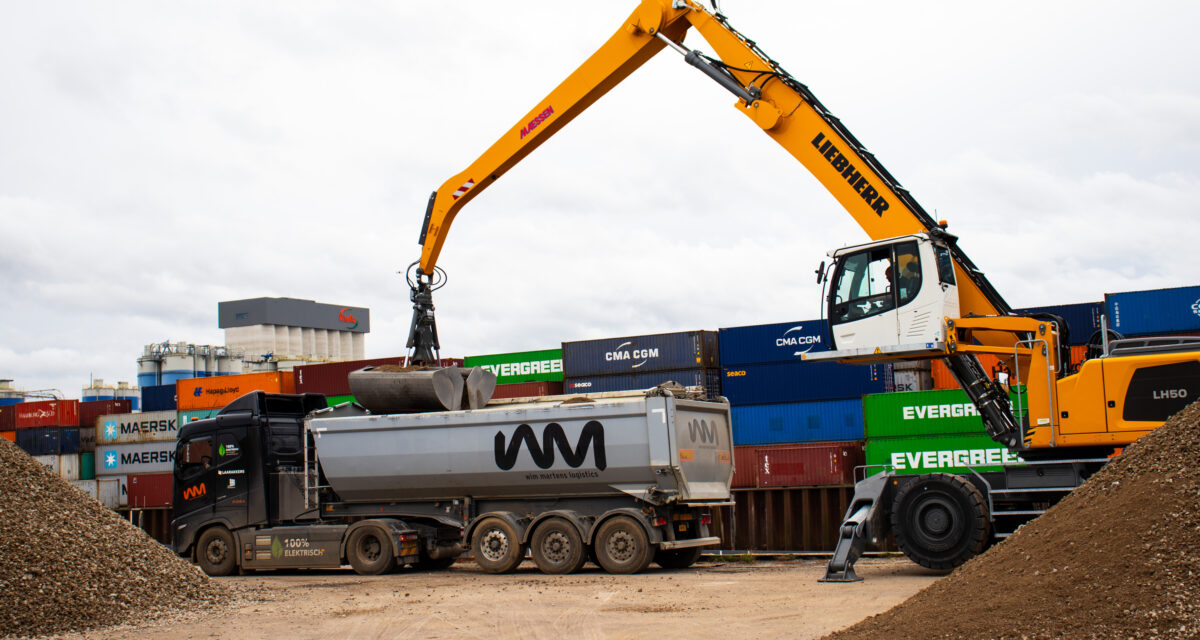 Transport van recyclagemateriaal voor dijkversterking in Bergen