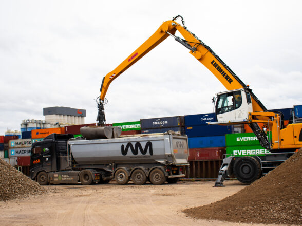 Transport van recyclagemateriaal voor dijkversterking in Bergen